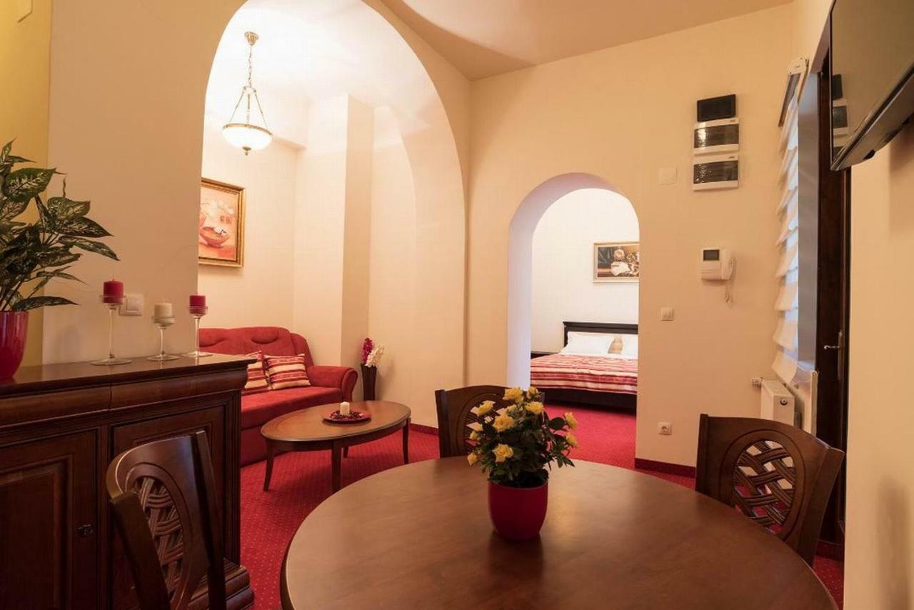 Apartament Baroc ทิมิชัวรา ภายนอก รูปภาพ
